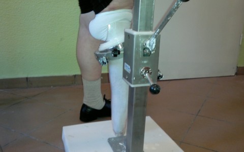 Proces przygotowywania protezy nogi