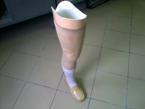 Gotowa proteza nogi od uda w dół
